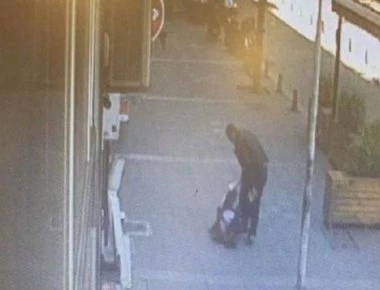 Βίντεο: Κτύπαγε την γυναίκα του στον δρόμο και οι περαστικοί τον ξεκίνησαν στις κουτουλιές